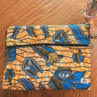 .
/
@mydream.org_tokyo の
アフリカンファブリックグッズ
種類を追加しました❣️
\
<新登場>
🌈ラップトップバッグ
🌈斜めがけエプロン
🌈ボトルバッグ
🌈ナップサック
ぜひ  @proudlyfromafrica.japan オンラインストアよりご覧ください🧡
💛💛💛MY DREAM.org🧡🧡🧡
ガーナ北部ボナイリ村で活動するNGO
http://mydream.tokyo/about/
MY DREAMプロジェクトは、ガーナ北部ボナイリ村のチームが企画運営を主導する村人たち主体の取り組みです。
2014年に5人で立ち上げたアフリカンプリントの布でバッグやエプロンなどを手作りするプロジェクト。現在はMY DREAM工房で13名のお母さんたちが一つ一つ製品を縫い上げています。
“MY DREAM”は、子ども達が夢を見つけ、追いかけ、叶えていくことのできる環境づくりに取り組んでいます。
ガーナコットン商品の収益は、経費をのぞいて、MY DREAM工房の縫い子さん達への収入還元と、MY DREAMプロジェクトの運営のために当てられています。
何千と種類のあるガーナコットン。
布との出会いは一期一会。
どんな柄の商品が届くかはお楽しみです。
オリジナルオンラインストアから引き継いだシステムで、お好みのカタチ、イロミを決めて注文する過程も楽しんでいただける仕組みになっています。
ブランドストーリーやプロジェクトの詳細もストア内で紹介していますので、ぜひご覧下さい💞
(プロフィールトップのURLからブランドストーリー”MY DREAM made in Ghana”を選択)
#mydreamorg #カーナ #ボナイリ村 #ngo #アフリカンファブリック #ガーナコットン #キテンゲ #手作り #proudlyfromafrica #skyahcoltd #斜めがけエプロン #ナップサック #ボトルケース #ラップトップバッグ